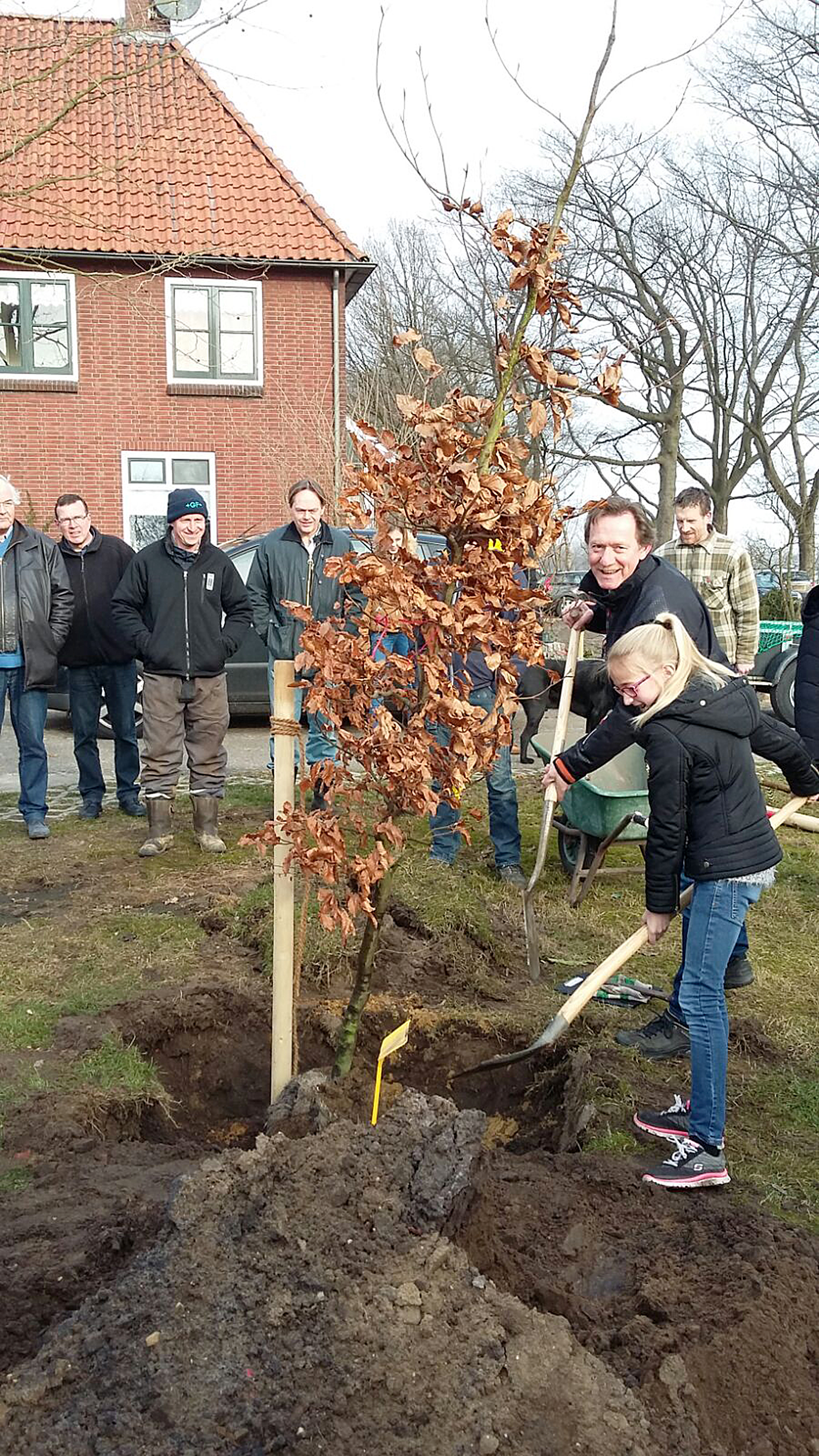 Anne Langeler en wethouder Gerard Nijland planten samen een beuk op het erf van de familie Langeler aan de Bosweg op de Haart.